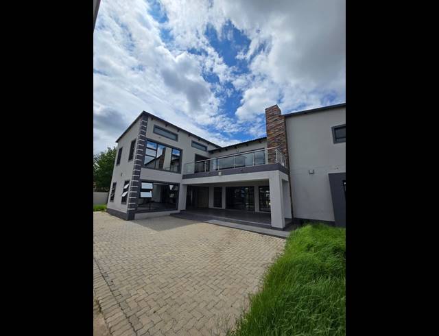 6 BEDROOM HOUSE FOR SALE IN RIVERSDALE